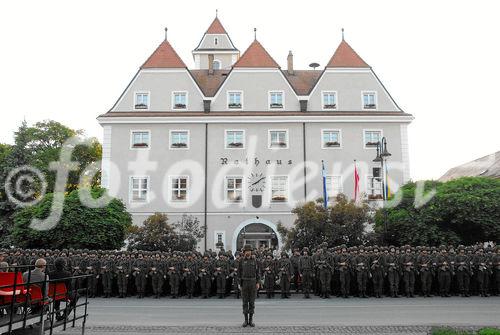 (C) fotodienst/Walter Vymyslicky - Gänserndorf, 19.05.2006 - FOTO.: Die Soldaten vor dem Rathaus