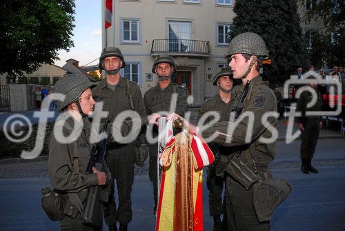 (C) fotodienst/Walter Vymyslicky - Gänserndorf, 19.05.2006 - FOTO.: Diese Soldaten sprechen stellvertretend für alle Rekruten den Eid an ihr Vaterland