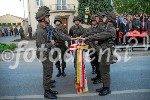 (C) fotodienst/Walter Vymyslicky - Gänserndorf, 19.05.2006 - FOTO.: Diese Soldaten sprechen stellvertretend für alle Rekruten den Eid an ihr Vaterland