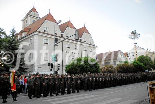 (C) fotodienst/Walter Vymyslicky - Gänserndorf, 19.05.2006 - FOTO.: Die Soldaten vor dem Rathaus