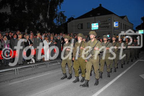 (C) fotodienst/Walter Vymyslicky - Gänserndorf, 19.05.2006 - FOTO.: Die Soldaten marschieren an den Ehrengästen vorbei