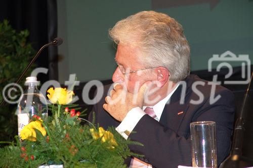 Linz-Leonding 2006-05-11: 'Kommt die steuerliche Entlastung für Kleinbetriebe? - OÖ Initiative zum Mittelstandspaket' - Informationsveranstaltung mit Bundesminister für Finanzen Mag Karl-Heinz Grasser: Dr. Werner Loibl,
Leiter der Abteilung Finanzpolitik, Wirtschaftskammer OÖ - Foto: www.iManufaktur.at