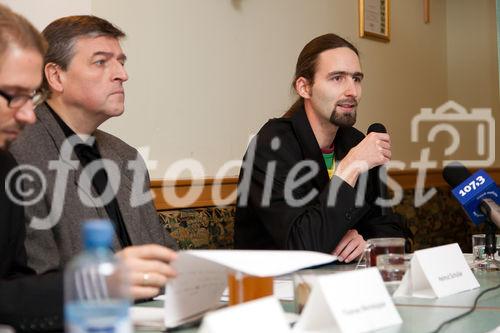 (C) fotodienst / Johannes Hloch - Wien, 6.12.2010; Am 6.12.2010 erhält der austro-brasilianische Bischof Erwin Kräutler in Stockholm aufgrund seines Einsatzes für die Rechte der Indigenen in Amazonien den Alternativ-Nobelpreis. Er wird damit auch explizit für seinen mutigen Einsatz gegen das Mega-Kraftwerk Belo Monte geehrt, für das die steirische Andritz AG die Turbinen liefern möchte. Welthaus Wien und die Dreikönigsaktion, Hilfswerk der Katholischen Jungschar, organisierten am Tag der Preisverleihung eine Solidaritätsaktion vor dem Andritz-Gebäude in Wien. FOTO (vlnr): Helmut Schüller (kath. Hochschulgemeinde Wien), Martin Krenn (kath. Jungschar)