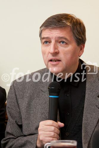 (C) fotodienst / Johannes Hloch - Wien, 6.12.2010; Am 6.12.2010 erhält der austro-brasilianische Bischof Erwin Kräutler in Stockholm aufgrund seines Einsatzes für die Rechte der Indigenen in Amazonien den Alternativ-Nobelpreis. Er wird damit auch explizit für seinen mutigen Einsatz gegen das Mega-Kraftwerk Belo Monte geehrt, für das die steirische Andritz AG die Turbinen liefern möchte. Welthaus Wien und die Dreikönigsaktion, Hilfswerk der Katholischen Jungschar, organisierten am Tag der Preisverleihung eine Solidaritätsaktion vor dem Andritz-Gebäude in Wien. FOTO: Helmut Schüller (kath. Hochschulgemeinde Wien)