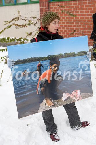 (C) fotodienst / Johannes Hloch - Wien, 6.12.2010; Am 6.12.2010 erhält der austro-brasilianische Bischof Erwin Kräutler in Stockholm aufgrund seines Einsatzes für die Rechte der Indigenen in Amazonien den Alternativ-Nobelpreis. Er wird damit auch explizit für seinen mutigen Einsatz gegen das Mega-Kraftwerk Belo Monte geehrt, für das die steirische Andritz AG die Turbinen liefern möchte. Welthaus Wien und die Dreikönigsaktion, Hilfswerk der Katholischen Jungschar, organisierten am Tag der Preisverleihung eine Solidaritätsaktion vor dem Andritz-Gebäude in Wien.