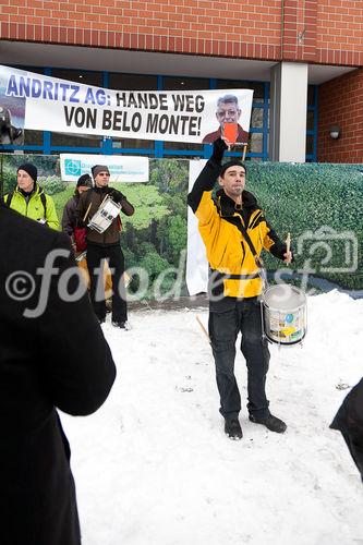 (C) fotodienst / Johannes Hloch - Wien, 6.12.2010; Am 6.12.2010 erhält der austro-brasilianische Bischof Erwin Kräutler in Stockholm aufgrund seines Einsatzes für die Rechte der Indigenen in Amazonien den Alternativ-Nobelpreis. Er wird damit auch explizit für seinen mutigen Einsatz gegen das Mega-Kraftwerk Belo Monte geehrt, für das die steirische Andritz AG die Turbinen liefern möchte. Welthaus Wien und die Dreikönigsaktion, Hilfswerk der Katholischen Jungschar, organisierten am Tag der Preisverleihung eine Solidaritätsaktion vor dem Andritz-Gebäude in Wien.