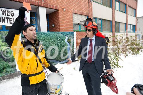(C) fotodienst / Johannes Hloch - Wien, 6.12.2010; Am 6.12.2010 erhält der austro-brasilianische Bischof Erwin Kräutler in Stockholm aufgrund seines Einsatzes für die Rechte der Indigenen in Amazonien den Alternativ-Nobelpreis. Er wird damit auch explizit für seinen mutigen Einsatz gegen das Mega-Kraftwerk Belo Monte geehrt, für das die steirische Andritz AG die Turbinen liefern möchte. Welthaus Wien und die Dreikönigsaktion, Hilfswerk der Katholischen Jungschar, organisierten am Tag der Preisverleihung eine Solidaritätsaktion vor dem Andritz-Gebäude in Wien.