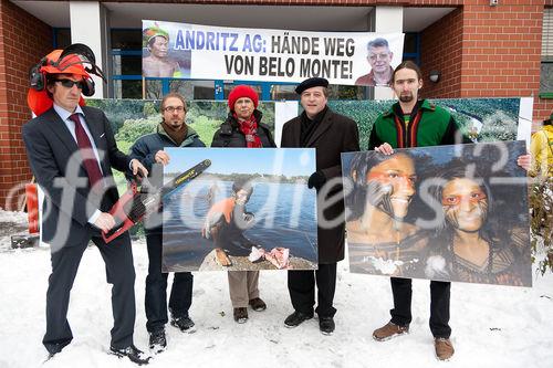 (C) fotodienst / Johannes Hloch - Wien, 6.12.2010; Am 6.12.2010 erhält der austro-brasilianische Bischof Erwin Kräutler in Stockholm aufgrund seines Einsatzes für die Rechte der Indigenen in Amazonien den Alternativ-Nobelpreis. Er wird damit auch explizit für seinen mutigen Einsatz gegen das Mega-Kraftwerk Belo Monte geehrt, für das die steirische Andritz AG die Turbinen liefern möchte. Welthaus Wien und die Dreikönigsaktion, Hilfswerk der Katholischen Jungschar, organisierten am Tag der Preisverleihung eine Solidaritätsaktion vor dem Andritz-Gebäude in Wien. FOTO (vlnr): Christoph Watz (Welthaus Wien), Thomas Wenidoppler (ECA-Watch), Maria Etl (KAB), Helmut Schüller (kath. Hochschulgemeinde Wien), Martin Krenn (kath. Jungschar)