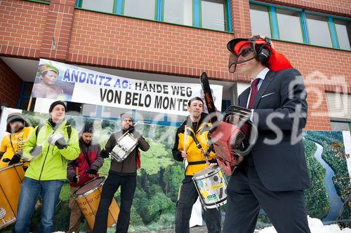 (C) fotodienst / Johannes Hloch - Wien, 6.12.2010; Am 6.12.2010 erhält der austro-brasilianische Bischof Erwin Kräutler in Stockholm aufgrund seines Einsatzes für die Rechte der Indigenen in Amazonien den Alternativ-Nobelpreis. Er wird damit auch explizit für seinen mutigen Einsatz gegen das Mega-Kraftwerk Belo Monte geehrt, für das die steirische Andritz AG die Turbinen liefern möchte. Welthaus Wien und die Dreikönigsaktion, Hilfswerk der Katholischen Jungschar, organisierten am Tag der Preisverleihung eine Solidaritätsaktion vor dem Andritz-Gebäude in Wien.