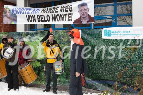 (C) fotodienst / Johannes Hloch - Wien, 6.12.2010; Am 6.12.2010 erhält der austro-brasilianische Bischof Erwin Kräutler in Stockholm aufgrund seines Einsatzes für die Rechte der Indigenen in Amazonien den Alternativ-Nobelpreis. Er wird damit auch explizit für seinen mutigen Einsatz gegen das Mega-Kraftwerk Belo Monte geehrt, für das die steirische Andritz AG die Turbinen liefern möchte. Welthaus Wien und die Dreikönigsaktion, Hilfswerk der Katholischen Jungschar, organisierten am Tag der Preisverleihung eine Solidaritätsaktion vor dem Andritz-Gebäude in Wien.