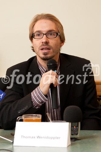 (C) fotodienst / Johannes Hloch - Wien, 6.12.2010; Am 6.12.2010 erhält der austro-brasilianische Bischof Erwin Kräutler in Stockholm aufgrund seines Einsatzes für die Rechte der Indigenen in Amazonien den Alternativ-Nobelpreis. Er wird damit auch explizit für seinen mutigen Einsatz gegen das Mega-Kraftwerk Belo Monte geehrt, für das die steirische Andritz AG die Turbinen liefern möchte. Welthaus Wien und die Dreikönigsaktion, Hilfswerk der Katholischen Jungschar, organisierten am Tag der Preisverleihung eine Solidaritätsaktion vor dem Andritz-Gebäude in Wien. FOTO: Thomas Wenidoppler (ECA-Watch)