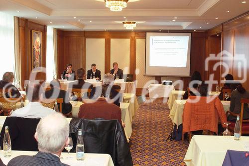 Jahrespressekonferenz der Handelskammer Deutschland-Schweiz 2006. Bild: Medienkonferenz im Hotel Savoy Baur en Ville; Dr. Marion Viol, Leiterin Rechts- und Steuerabteilung; Ralf J. Bopp, Direktor; Daniel Heuer, Leiter Exportmarketing; Handelskammer Deutschland-Schweiz