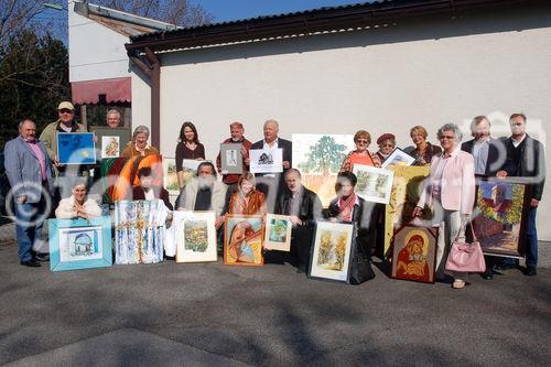 (C) fotodienst/Walter Vymyslicky - Straßhof/Nordbahn: Am 8. April übergaben 17 Künstler aus der Region Marchfeld/Weinviertel an Mag. Karin Scheele (MItglied des Europäischen Parlaments)ihre Werke, die im Rahmen dieser Aktion versteigert werden sollen. 