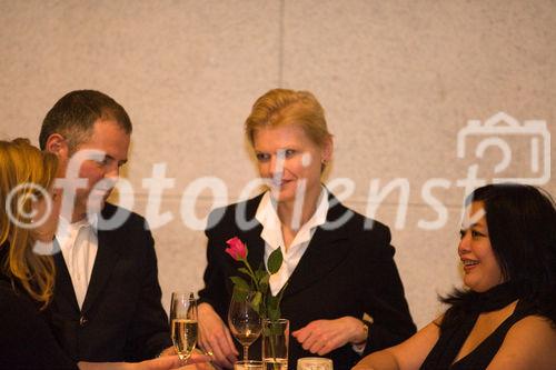 (c)fotodienst/Christopher Ohmeyer: Der Schwechater Rechtsanwalt Dr. Franz Lima hat am 30. November zur Eröffnung der neuen Kanzlei gebeten. Andrea und Mag. Walter Pirker, Rechtsanwältin Mag. Renate Mrus, Sängerin Sopranistin Christiana Serafin deoCampo