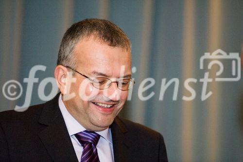 (c)fotodienst/Christopher Ohmeyer: Der Schwechater Rechtsanwalt Dr. Franz Lima hat am 30. November zur Eröffnung der neuen Kanzlei gebeten. Foto: Dr. Lima