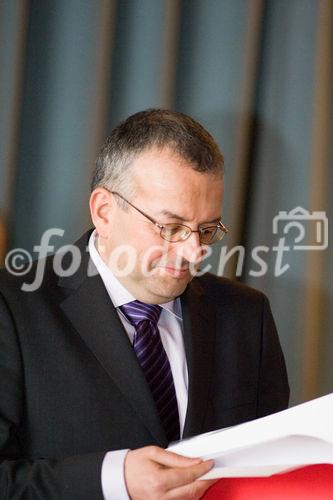 (c)fotodienst/Christopher Ohmeyer: Der Schwechater Rechtsanwalt Dr. Franz Lima hat am 30. November zur Eröffnung der neuen Kanzlei gebeten. Foto: Dr. Lima