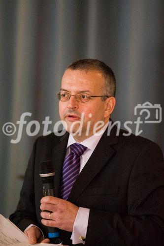 (c)fotodienst/Christopher Ohmeyer: Der Schwechater Rechtsanwalt Dr. Franz Lima hat am 30. November zur Eröffnung der neuen Kanzlei gebeten. Foto: Dr. Lima