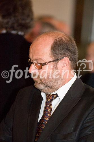 (c)fotodienst/Christopher Ohmeyer: Der Schwechater Rechtsanwalt Dr. Franz Lima hat am 30. November zur Eröffnung der neuen Kanzlei gebeten. Foto: Walter Tögel (Grünes Kreuz)