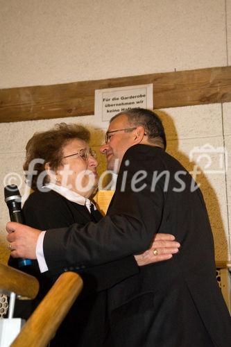 (c)fotodienst/Christopher Ohmeyer: Der Schwechater Rechtsanwalt Dr. Franz Lima hat am 30. November zur Eröffnung der neuen Kanzlei gebeten. Foto: Auch die Mutter bekommt einen Kuss
