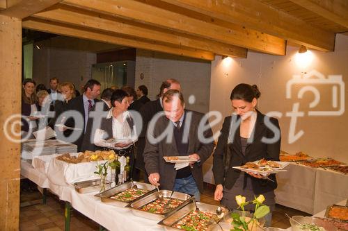 (c)fotodienst/Christopher Ohmeyer: Der Schwechater Rechtsanwalt Dr. Franz Lima hat am 30. November zur Eröffnung der neuen Kanzlei gebeten. 