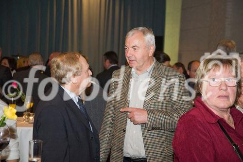 (c)fotodienst/Christopher Ohmeyer: Der Schwechater Rechtsanwalt Dr. Franz Lima hat am 30. November zur Eröffnung der neuen Kanzlei gebeten. Foto: Bürgermeister Johann Komarek, Johann Schaden (Steinmetz)