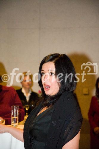 (c)fotodienst/Christopher Ohmeyer: Der Schwechater Rechtsanwalt Dr. Franz Lima hat am 30. November zur Eröffnung der neuen Kanzlei gebeten. Foto: Sopranistin Christiana Serafin de o Campo