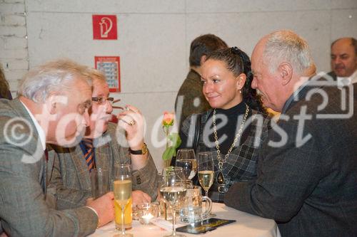 (c)fotodienst/Christopher Ohmeyer: Der Schwechater Rechtsanwalt Dr. Franz Lima hat am 30. November zur Eröffnung der neuen Kanzlei gebeten. Foto Kommerzialrat Johann Kruckenfellner, Franz Heisinger, Sylvia unnnnnnnnnd Herr Taschlmar