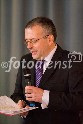 (c)fotodienst/Christopher Ohmeyer: Der Schwechater Rechtsanwalt Dr. Franz Lima hat am 30. November zur Eröffnung der neuen Kanzlei gebeten. Foto: Dr. Lima