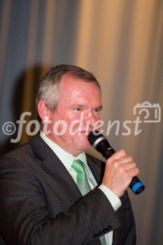 (c)fotodienst/Christopher Ohmeyer: Der Schwechater Rechtsanwalt Dr. Franz Lima hat am 30. November zur Eröffnung der neuen Kanzlei gebeten. Foto: Vizebürgermeister Gerhard Frauenberger