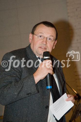 (c)fotodienst/Christopher Ohmeyer: Der Schwechater Rechtsanwalt Dr. Franz Lima hat am 30. November zur Eröffnung der neuen Kanzlei gebeten. Pfarrer Mag. Frank Lizzy- Honegger