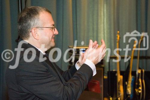 (c)fotodienst/Christopher Ohmeyer: Der Schwechater Rechtsanwalt Dr. Franz Lima hat am 30. November zur Eröffnung der neuen Kanzlei gebeten. 