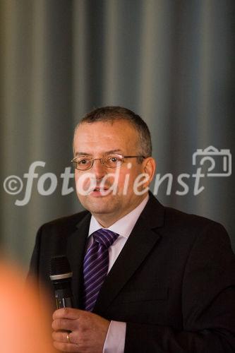 (c)fotodienst/Christopher Ohmeyer: Der Schwechater Rechtsanwalt Dr. Franz Lima hat am 30. November zur Eröffnung der neuen Kanzlei gebeten. Foto: Dr. Lima