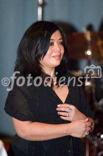 (c)fotodienst/Christopher Ohmeyer: Der Schwechater Rechtsanwalt Dr. Franz Lima hat am 30. November zur Eröffnung der neuen Kanzlei gebeten. Foto: Sopranistin Christiana Serafin de o Campo