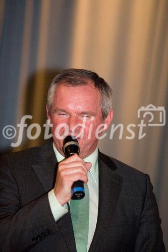 (c)fotodienst/Christopher Ohmeyer: Der Schwechater Rechtsanwalt Dr. Franz Lima hat am 30. November zur Eröffnung der neuen Kanzlei gebeten. Foto: Vizebürgermeister Gerhard Frauenberger