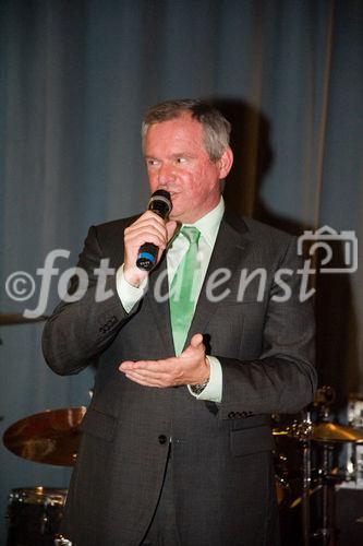 (c)fotodienst/Christopher Ohmeyer: Der Schwechater Rechtsanwalt Dr. Franz Lima hat am 30. November zur Eröffnung der neuen Kanzlei gebeten. Foto: Vizebürgermeister Gerhard Frauenberger