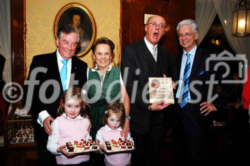 Cafe Tomaselli - Buchpräsentation Gerhard Ammerer 'DAS TOMASELLI - und die Kaffeehaustradition seit 1700'
Prof. Alois Haslinger, Doris Tomaselli, Prof. Gerhard Ammerer, Prof. Josef Wallnig - vorne die Enkel Flora + Anna
www.siebinger.com                                