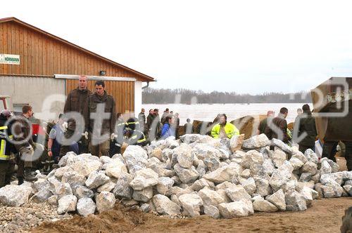 (C) fotodienst/Walter Vymyslicky - Dürnkrut 03.04.2006 - FOTO.: Soldaten füllen in Jedenspeigen Big Bags mit Steinen und Sand