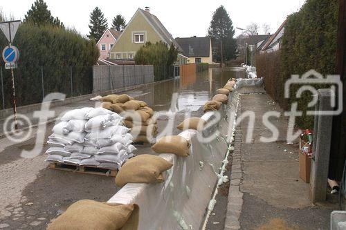 (C) fotodienst/Walter Vymyslicky - Dürnkrut 03.04.2006 - FOTO.: Die Feuerwehr errichtete Barrieren aus Sandsäcken und Betonplatten