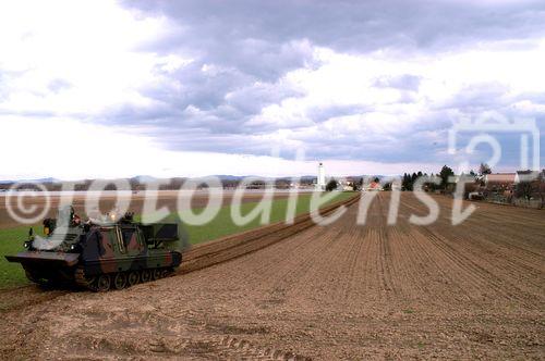 (C) fotodienst/Walter Vymyslicky - Dürnkrut 03.04.2006 - FOTO.: Das Bundesheer setzte auch Bergepanzer ein