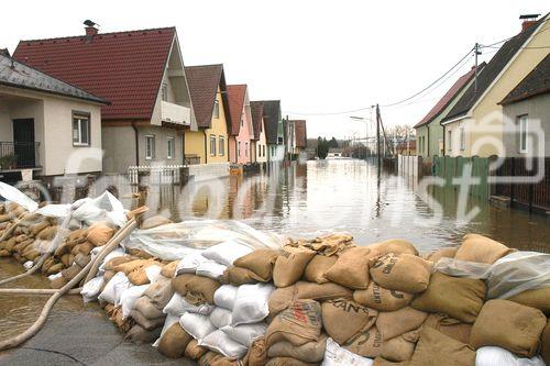 (C) fotodienst/Walter Vymyslicky - Dürnkrut 03.04.2006 - FOTO.: Die Feuerwehr errichtete Barrieren aus Sandsäcken