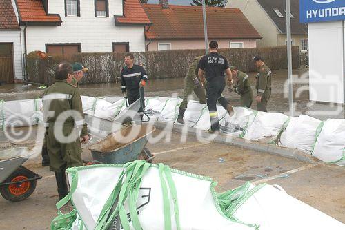 (C) fotodienst/Walter Vymyslicky - Dürnkrut 03.04.2006 - FOTO.: Die Feuerwehr errichtete Barrieren, die das Wasser aufhalten sollten.