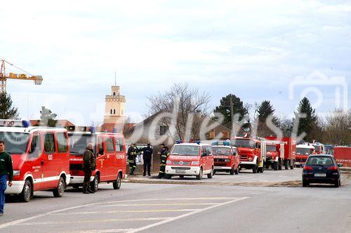 (C) fotodienst/Walter Vymyslicky - Dürnkrut 03.04.2006 - FOTO.: Die STraßen waren voll mit Feuerwehrfahrzeugen