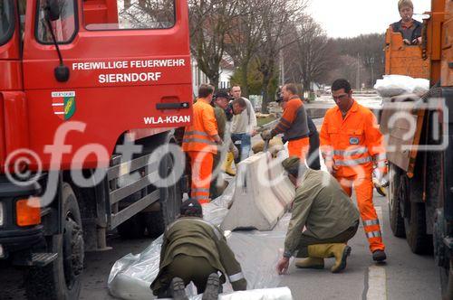 (C) fotodienst/Walter Vymyslicky - Dürnkrut 03.04.2006 - FOTO.: Die Feuerwehr errichtete Barrieren, die das Wasser aufhalten sollten.