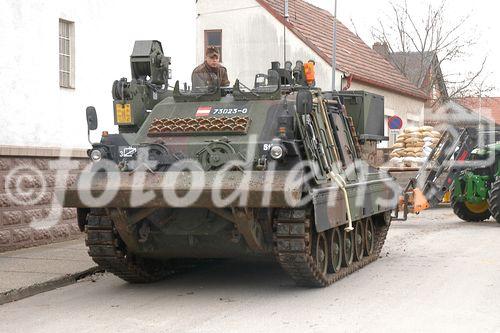(C) fotodienst/Walter Vymyslicky - Dürnkrut 03.04.2006 - FOTO.: Das Bundesheer setzte auch Bergepanzer ein