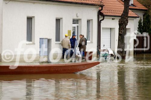 (C) fotodienst/Walter Vymyslicky - Dürnkrut 03.04.2006 - FOTO.: Auch vor dem Arzthaus machten die Wassermassen nicht halt.