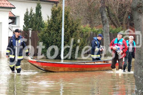 (C) fotodienst/Walter Vymyslicky - Dürnkrut 05.04.2006 - FOTO.: Die Bewohner der überfluteten Häuser wurden von der Feuerwehr in hre Häuser um Wäsche zu holen.