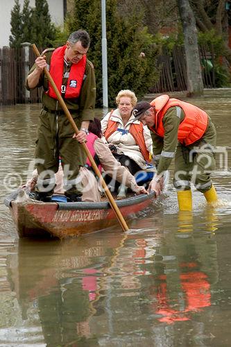 (C) fotodienst/Walter Vymyslicky - Dürnkrut 05.04.2006 - FOTO.: Die Bewohner werden von der Feuerwehr zu ihren überfluteten Häusern gebracht um Kleider zu holen. 