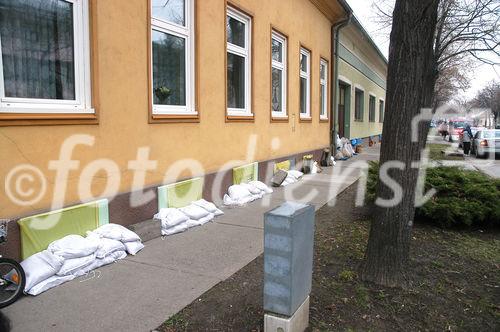 (C) fotodienst/Walter Vymyslicky - Dürnkrut 05.04.2006 - FOTO.: Die Bewohner warten auf ein mögliches Steigen des Wasserspiegels