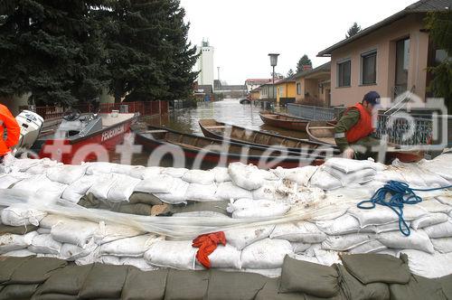 (C) fotodienst/Walter Vymyslicky - Dürnkrut 05.04.2006 - FOTO.: Diese Häuser können nur mehr mit dem Boot erreicht werdne.