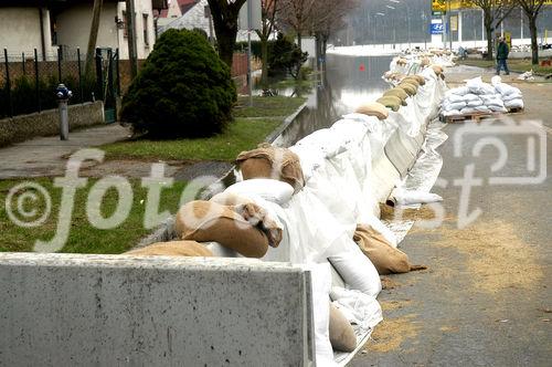 (C) fotodienst/Walter Vymyslicky - Dürnkrut 05.04.2006 - FOTO.: Mit diesen Barrieren will man ein weiteres Eindringen des Wassers in den Ort verhindern.